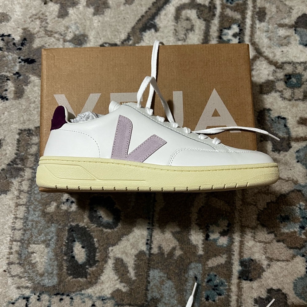 Veja White and Purple Sneakers Stylish Comfort V-12 LEATHER WHITE PARME MAGENTA